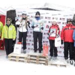 22.01.2022 Krajno. Zawody Narciarskie o Puchar Radia Kielce. Na zdjęciu od lewej: instruktorzy jazdy Robert Dutkiewicz i Łukasz Sędek, Aleksandra Bartosz, Maria Góźdź, Marta Wojnowska,  prezes Radia Kielce Janusz Knap i starosta kielecki Mirosław Gębski / Jarosław Kubalski / Radio Kielce