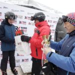 22.01.2022 Krajno. Zawody Narciarskie o Puchar Radia Kielce. Na zdjęciu od lewej: Marcin Siwecki,  prezes Radia Kielce Janusz Knap i starosta Mirosław Gębski / Jarosław Kubalski / Radio Kielce