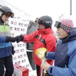 22.01.2022 Krajno. Zawody Narciarskie o Puchar Radia Kielce. Na zdjęciu od lewej:  Franciszek Kowalski,  prezes Radia Kielce Janusz Knap i starosta Mirosław Gębski / Jarosław Kubalski / Radio Kielce