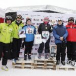 22.01.2022 Krajno. Zawody Narciarskie o Puchar Radia Kielce. Na zdjęciu od lewej: instruktorzy jazdy Robert Dutkiewicz i Łukasz Sędek, Joanna Pajdo, Małgorzata Góźdź,  prezes Radia Kielce Janusz Knap i starosta kielecki Mirosław Gębski / Jarosław Kubalski / Radio Kielce