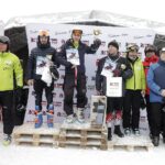 22.01.2022 Krajno. Zawody Narciarskie o Puchar Radia Kielce. Na zdjęciu od lewej: instruktor jazdy Robert Dutkiewicz, Piotr Ziębiński, Sylwester Kuliński, Piotr Tomaszewski, instruktor jazdy Łukasz Sędek, prezes Radia Kielce Janusz Knap i starosta kielecki Mirosław Gębski / Jarosław Kubalski / Radio Kielce