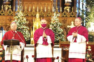 Radom. Biskup Marek Solarczyk obejmuje kanonicznie diecezję radomską. Na zdjęciu (od lewej): bp Henryk Tomasik, bp Marek Solarczyk i bp pomocniczy Piotr Turzyński / Jarosław Kubalski / Radio Kielce