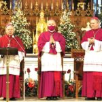 Radom. Biskup Marek Solarczyk obejmuje kanonicznie diecezję radomską. Na zdjęciu (od lewej): bp Henryk Tomasik, bp Marek Solarczyk i bp pomocniczy Piotr Turzyński / Jarosław Kubalski / Radio Kielce