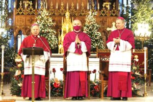 Radom. Biskup Marek Solarczyk obejmuje kanonicznie diecezję radomską. Na zdjęciu (od lewej): bp Henryk Tomasik, bp Marek Solarczyk i bp pomocniczy Piotr Turzyński / Jarosław Kubalski / Radio Kielce