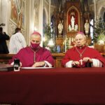 Radom. Biskup Marek Solarczyk obejmuje kanonicznie diecezję radomską. Na zdjęciu (od lewej): Na zdjęciu: bp Marek Solarczyk i bp Henryk Tomasik / Jarosław Kubalski / Radio Kielce