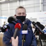 25.01.2021 Kielce. Świętokrzyski Szpital Tymczasowy. Szczepienia seniorów przeciwko koronawirusowi. Wojewoda Zbigniew Koniusz podczas konferencji prasowej / Jarosław Kubalski / Radio Kielce