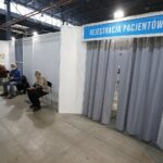 25.01.2021 Kielce. Świętokrzyski Szpital Tymczasowy. Szczepienia seniorów przeciwko koronawirusowi / Jarosław Kubalski / Radio Kielce