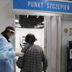 25.01.2021 Kielce. Świętokrzyski Szpital Tymczasowy. Szczepienia seniorów przeciwko koronawirusowi / Jarosław Kubalski / Radio Kielce