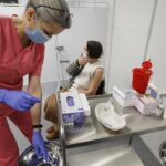 25.01.2021 Kielce. Świętokrzyski Szpital Tymczasowy. Szczepienia seniorów przeciwko koronawirusowi / Jarosław Kubalski / Radio Kielce