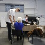 25.01.2021 Kielce. Świętokrzyski Szpital Tymczasowy. Szczepienia seniorów przeciwko koronawirusowi / Jarosław Kubalski / Radio Kielce