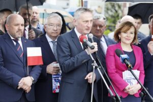 22.05.2021 Kielce. Konferencja Prawa i Sprawiedliwości - Polski Ład. Na zdjęciu od lewej: Poseł Mariusz Gosek, poseł Krzysztof Lipiec, wojewoda Zbigniew Koniusz i wiceminister kultury. dziedzictwa narodowego i sportu Anna Krupka / Jarosław Kubalski / Radio Kielce