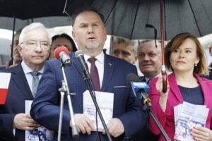 22.05.2021 Kielce. Konferencja Prawa i Sprawiedliwości - Polski Ład. Na zdjęciu od lewej: poseł Krzysztof Lipiec, poseł Marek Kwitek i wiceminister kultury. dziedzictwa narodowego i sportu Anna Krupka / Jarosław Kubalski / Radio Kielce