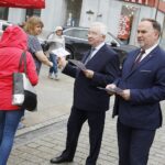 22.05.2021 Kielce. Konferencja Prawa i Sprawiedliwości - Polski Ład. Ulotki rozdają poseł Krzysztof Lipiec i poseł Marek Kwitek / Jarosław Kubalski / Radio Kielce