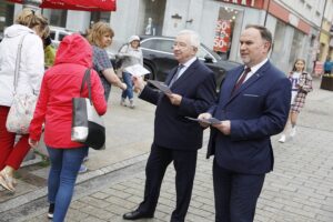 22.05.2021 Kielce. Konferencja Prawa i Sprawiedliwości - Polski Ład. Ulotki rozdają poseł Krzysztof Lipiec i poseł Marek Kwitek / Jarosław Kubalski / Radio Kielce