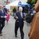 22.05.2021 Kielce. Konferencja Prawa i Sprawiedliwości - Polski Ład. Ulotki rozdają poseł Krzysztof Lipiec i poseł Marek Kwitek / Jarosław Kubalski / Radio Kielce