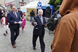 22.05.2021 Kielce. Konferencja Prawa i Sprawiedliwości - Polski Ład. Ulotki rozdają poseł Krzysztof Lipiec i poseł Marek Kwitek / Jarosław Kubalski / Radio Kielce