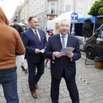 22.05.2021 Kielce. Konferencja Prawa i Sprawiedliwości - Polski Ład. Ulotki rozdają poseł Krzysztof Lipiec i poseł Marek Kwitek / Jarosław Kubalski / Radio Kielce