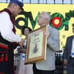 20.06.2021. Tokarnia. „Jawor u źródeł kultury”. Wręczenie nagród. Na zdjęciu (od lewej): Janusz Knap - prezes Radia Kielce, Dariusz Adamczyk - laureat w kategorii „Solista lub instrumentalista”, Lucyna Gozdek - artystka, Krzysztof Lipiec - poseł PiS, Krzysztof Słoń - senator PiS / Jarosław Kubalski / Radio Kielce