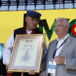 20.06.2021. Tokarnia. „Jawor u źródeł kultury”. Wręczenie nagród. Na zdjęciu (od lewej): Dariusz Adamczyk - laureat w kategorii „Solista lub instrumentalista”, Krzysztof Lipiec - poseł PiS, Krzysztof Słoń - senator PiS / Jarosław Kubalski / Radio Kielce