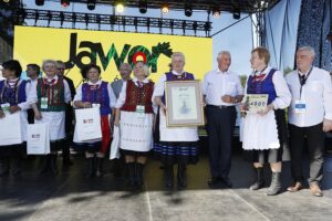 20.06.2021. Tokarnia. „Jawor u źródeł kultury”. Wręczenie nagród. Na zdjęciu: Zespół Folklorystyczny „Jaworzanki”, który wygrał w kategorii „Zespoły Folklorystyczne” / Jarosław Kubalski / Radio Kielce