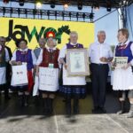 20.06.2021. Tokarnia. „Jawor u źródeł kultury”. Wręczenie nagród. Na zdjęciu: Zespół Folklorystyczny „Jaworzanki”, który wygrał w kategorii „Zespoły Folklorystyczne” / Jarosław Kubalski / Radio Kielce