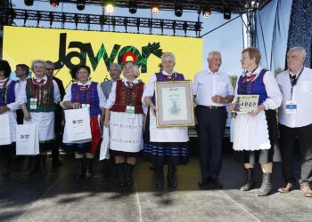 20.06.2021. Tokarnia. „Jawor u źródeł kultury”. Wręczenie nagród. Na zdjęciu: Zespół Folklorystyczny „Jaworzanki”, który wygrał w kategorii „Zespoły Folklorystyczne” / Jarosław Kubalski / Radio Kielce