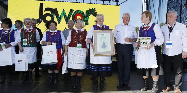 20.06.2021. Tokarnia. „Jawor u źródeł kultury”. Wręczenie nagród. Na zdjęciu: Zespół Folklorystyczny „Jaworzanki”, który wygrał w kategorii „Zespoły Folklorystyczne” / Jarosław Kubalski / Radio Kielce