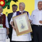 20.06.2021. Tokarnia. „Jawor u źródeł kultury”. Wręczenie nagród. Na zdjęciu: Zespół Folklorystyczny „Jaworzanki”, który wygrał w kategorii „Zespoły Folklorystyczne” oraz Krzysztof Lipiec - poseł PiS (pierwszy z lewej), Krzysztof Słoń - senator PiS (w środku) oraz Marek Jońca - członek zarządu województwa świętokrzyskiego / Jarosław Kubalski / Radio Kielce