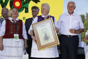 20.06.2021. Tokarnia. „Jawor u źródeł kultury”. Wręczenie nagród. Na zdjęciu: Zespół Folklorystyczny „Jaworzanki”, który wygrał w kategorii „Zespoły Folklorystyczne” oraz Krzysztof Lipiec - poseł PiS (pierwszy z lewej), Krzysztof Słoń - senator PiS (w środku) oraz Marek Jońca - członek zarządu województwa świętokrzyskiego / Jarosław Kubalski / Radio Kielce