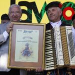 20.06.2021. Tokarnia. „Jawor u źródeł kultury”. Wręczenie nagród. Na zdjęciu: Kapela Ludowa w Rykoszynie, która wygrała w kategorii „Kapele Ludowe” oraz Krzysztof Lipiec - poseł PiS / Jarosław Kubalski / Radio Kielce