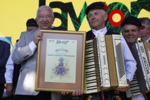 20.06.2021. Tokarnia. „Jawor u źródeł kultury”. Wręczenie nagród. Na zdjęciu: Kapela Ludowa w Rykoszynie, która wygrała w kategorii „Kapele Ludowe” oraz Krzysztof Lipiec - poseł PiS / Jarosław Kubalski / Radio Kielce