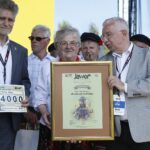 20.06.2021. Tokarnia. „Jawor u źródeł kultury”. Wręczenie nagród. Na zdjęciu (w środku): Jadwiga Brzoza, która odebrała nagrodę w imieniu Wiesławy Kulińskiej - laureatki w kategorii „Animator Kultury” oraz Krzysztof Słoń - senator PiS (z lewej) i Krzysztof Lipiec - poseł PiS (z prawej) / Jarosław Kubalski / Radio Kielce