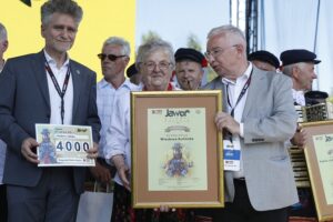 20.06.2021. Tokarnia. „Jawor u źródeł kultury”. Wręczenie nagród. Na zdjęciu (w środku): Jadwiga Brzoza, która odebrała nagrodę w imieniu Wiesławy Kulińskiej - laureatki w kategorii „Animator Kultury” oraz Krzysztof Słoń - senator PiS (z lewej) i Krzysztof Lipiec - poseł PiS (z prawej) / Jarosław Kubalski / Radio Kielce