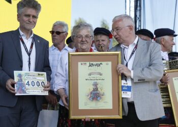 20.06.2021. Tokarnia. „Jawor u źródeł kultury”. Wręczenie nagród. Na zdjęciu (w środku): Jadwiga Brzoza, która odebrała nagrodę w imieniu Wiesławy Kulińskiej - laureatki w kategorii „Animator Kultury” oraz Krzysztof Słoń - senator PiS (z lewej) i Krzysztof Lipiec - poseł PiS (z prawej) / Jarosław Kubalski / Radio Kielce