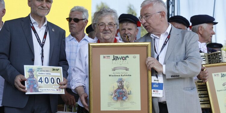 20.06.2021. Tokarnia. „Jawor u źródeł kultury”. Wręczenie nagród. Na zdjęciu (w środku): Jadwiga Brzoza, która odebrała nagrodę w imieniu Wiesławy Kulińskiej - laureatki w kategorii „Animator Kultury” oraz Krzysztof Słoń - senator PiS (z lewej) i Krzysztof Lipiec - poseł PiS (z prawej) / Jarosław Kubalski / Radio Kielce