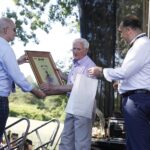 20.06.2021. Tokarnia. „Jawor u źródeł kultury”. Wręczenie nagród. Pamiątkowym dyplomem za całokształt działalności uhonorowano Jerzego Kopcia (na zdjęciu w środku); z prawej: Przemysław Tejkowski - prezes Radia Rzeszów, z lewej: Janusz Knap - prezes Radia Kielce / Jarosław Kubalski / Radio Kielce