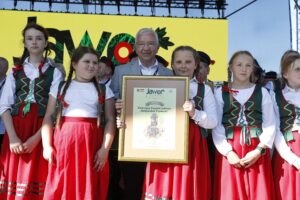 20.06.2021. Tokarnia. „Jawor u źródeł kultury”. Wręczenie nagród. Pamiątkowym dyplomem za całokształt działalności uhonorowano Dziecięcy Zespół Ludowy „Rakowskie Fijołecki”. Na zdjęciu w środku Krzysztof Lipiec - poseł PiS / Jarosław Kubalski / Radio Kielce