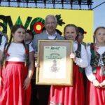 20.06.2021. Tokarnia. „Jawor u źródeł kultury”. Wręczenie nagród. Pamiątkowym dyplomem za całokształt działalności uhonorowano Dziecięcy Zespół Ludowy „Rakowskie Fijołecki”. Na zdjęciu w środku Krzysztof Lipiec - poseł PiS / Jarosław Kubalski / Radio Kielce