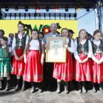 20.06.2021. Tokarnia. „Jawor u źródeł kultury”. Wręczenie nagród. Pamiątkowym dyplomem za całokształt działalności uhonorowano Dziecięcy Zespół Ludowy „Rakowskie Fijołecki”. Na zdjęciu w środku Krzysztof Lipiec - poseł PiS / Jarosław Kubalski / Radio Kielce