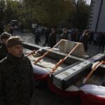 24.10.2021. Święty Krzyż. Krzyż morowy stanął u stóp bazyliki / Jarosław Kubalski / Radio Kielce