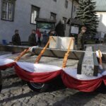 24.10.2021. Święty Krzyż. Krzyż morowy stanął u stóp bazyliki / Jarosław Kubalski / Radio Kielce