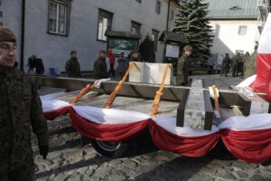 24.10.2021. Święty Krzyż. Krzyż morowy stanął u stóp bazyliki / Jarosław Kubalski / Radio Kielce