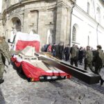 24.10.2021. Święty Krzyż. Krzyż morowy stanął u stóp bazyliki / Jarosław Kubalski / Radio Kielce