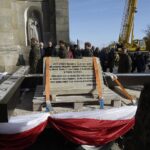 24.10.2021. Święty Krzyż. Krzyż morowy stanął u stóp bazyliki / Jarosław Kubalski / Radio Kielce