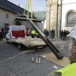 24.10.2021. Święty Krzyż. Krzyż morowy stanął u stóp bazyliki / Jarosław Kubalski / Radio Kielce