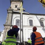 24.10.2021. Święty Krzyż. Krzyż morowy stanął u stóp bazyliki / Jarosław Kubalski / Radio Kielce