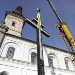 24.10.2021. Święty Krzyż. Krzyż morowy stanął u stóp bazyliki / Jarosław Kubalski / Radio Kielce