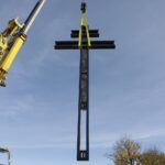 24.10.2021. Święty Krzyż. Krzyż morowy stanął u stóp bazyliki / Jarosław Kubalski / Radio Kielce