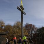 24.10.2021. Święty Krzyż. Krzyż morowy stanął u stóp bazyliki / Jarosław Kubalski / Radio Kielce