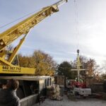 24.10.2021. Święty Krzyż. Krzyż morowy stanął u stóp bazyliki / Jarosław Kubalski / Radio Kielce